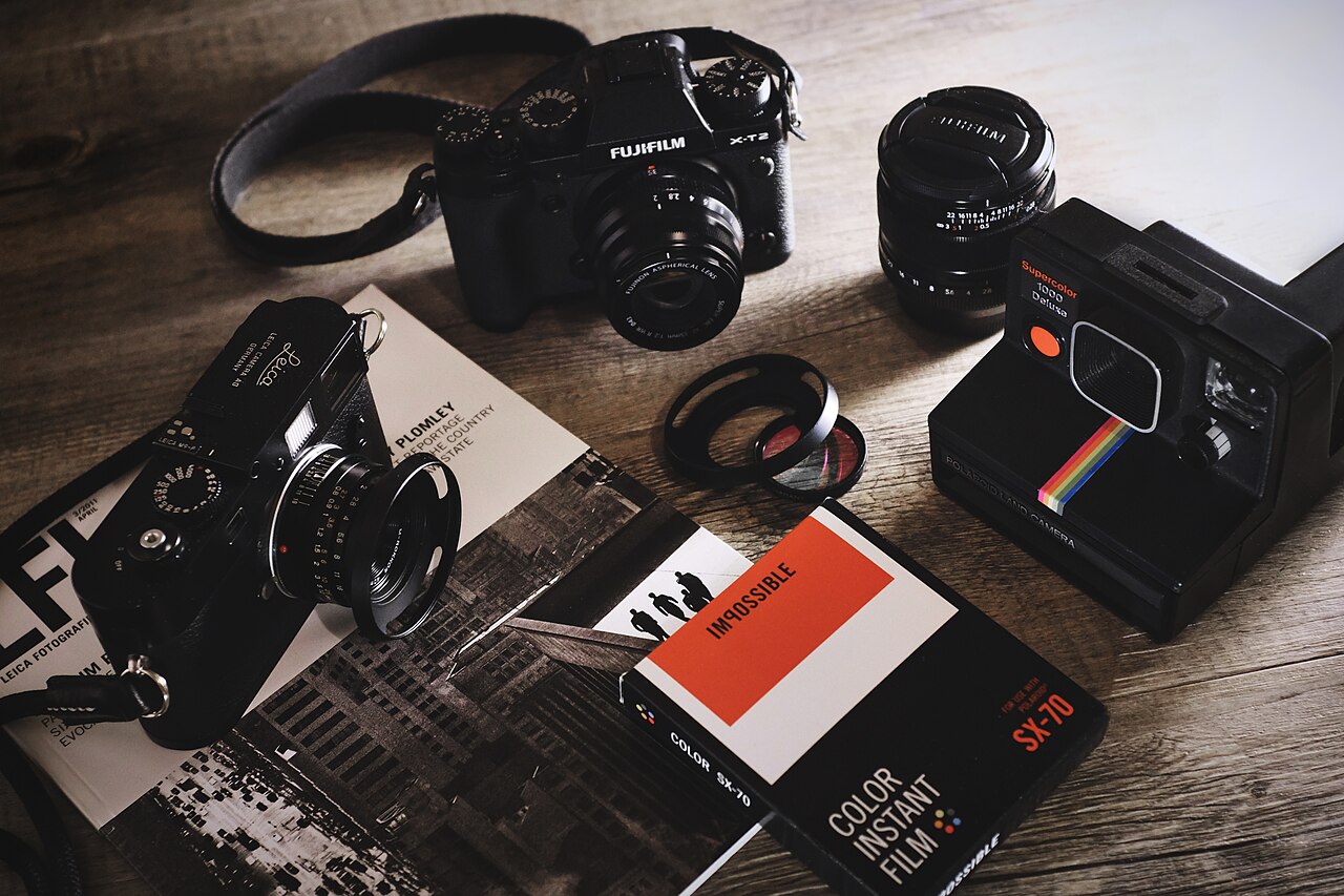 Camera lens and accessories arranged on a work surface